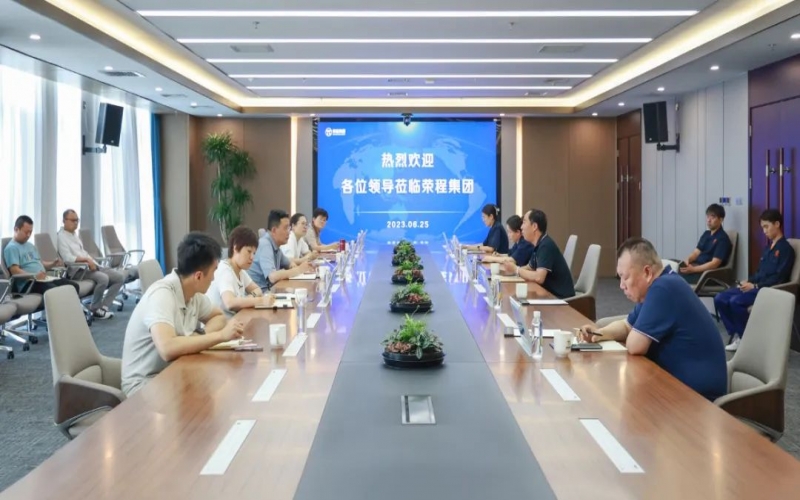 津南區(qū)副區(qū)長(zhǎng)薛彤一行到訪榮程集團(tuán)就企業(yè)生產(chǎn)運(yùn)行、科技攻關(guān)等調(diào)研服務(wù)