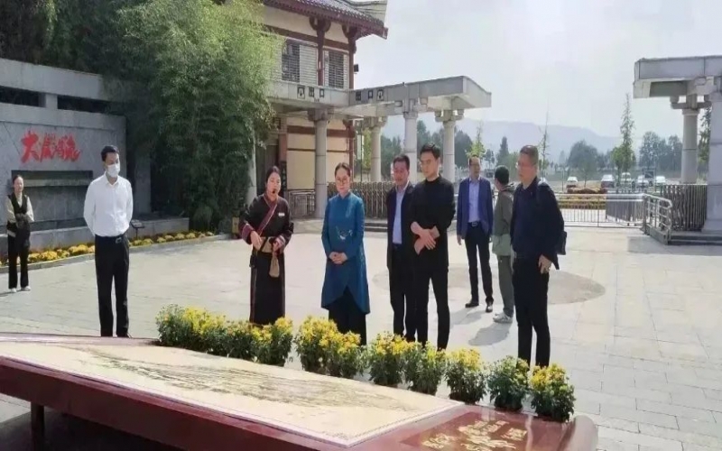 全國(guó)人大代表、中國(guó)民間商會(huì)副會(huì)長(zhǎng)、全聯(lián)女企業(yè)家商會(huì)會(huì)長(zhǎng)、天津榮程祥泰集團(tuán)董事會(huì)主席張榮華到靈寶市考察傳統(tǒng)文化保護(hù)傳承