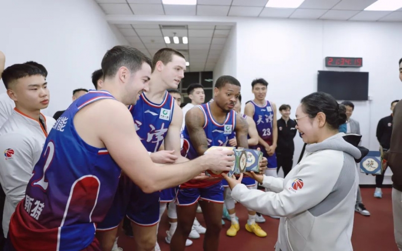天津先行者兩連勝！張榮華主席給球員送上一份“特殊”禮物