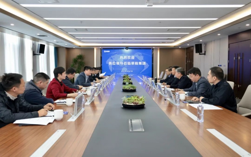 廣東中南鋼鐵股份有限公司營(yíng)銷(xiāo)管理部經(jīng)理鐘富民一行到榮程集團(tuán)參觀座談