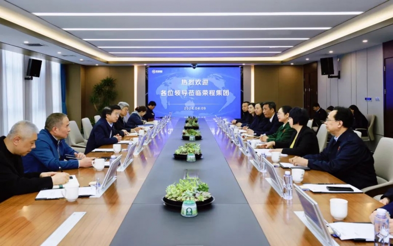 榮程集團(tuán)董事會(huì)主席張榮華與天津紡織集團(tuán)黨委書記、董事長(zhǎng)葛傳兵開展座談交流