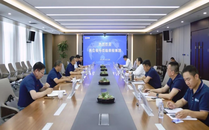 張榮華主席與北奔重型汽車集團(tuán)黨委書記、董事長(zhǎng)何清一行座談交流