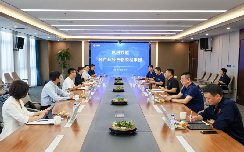 一汽解放新能源事業(yè)部黨委書記、總經(jīng)理裴國權(quán)一行到榮程集團座談交流